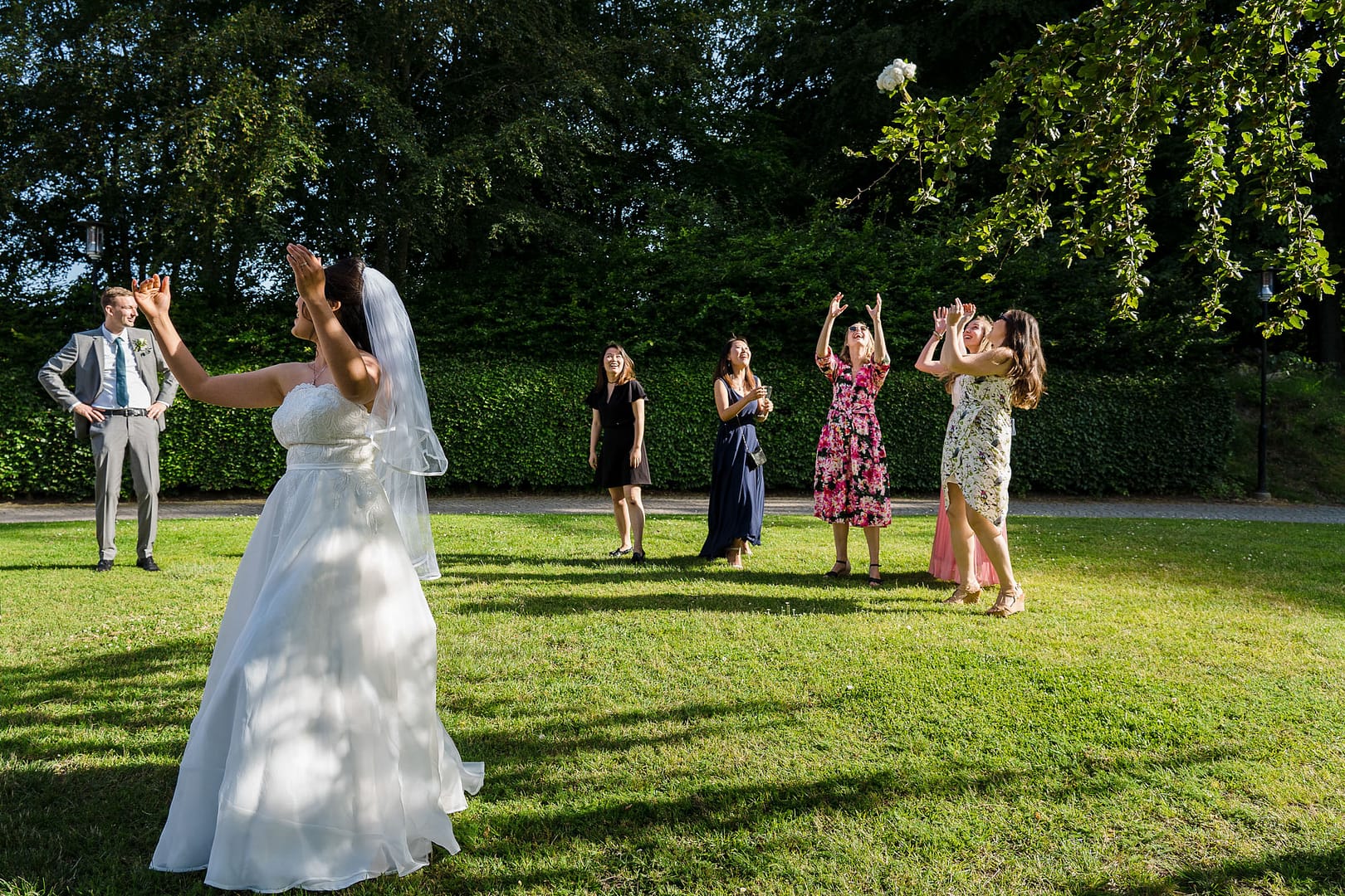 Bröllop ceremoni på Bokskogen Golfklubb: Bruden kastar en bukett