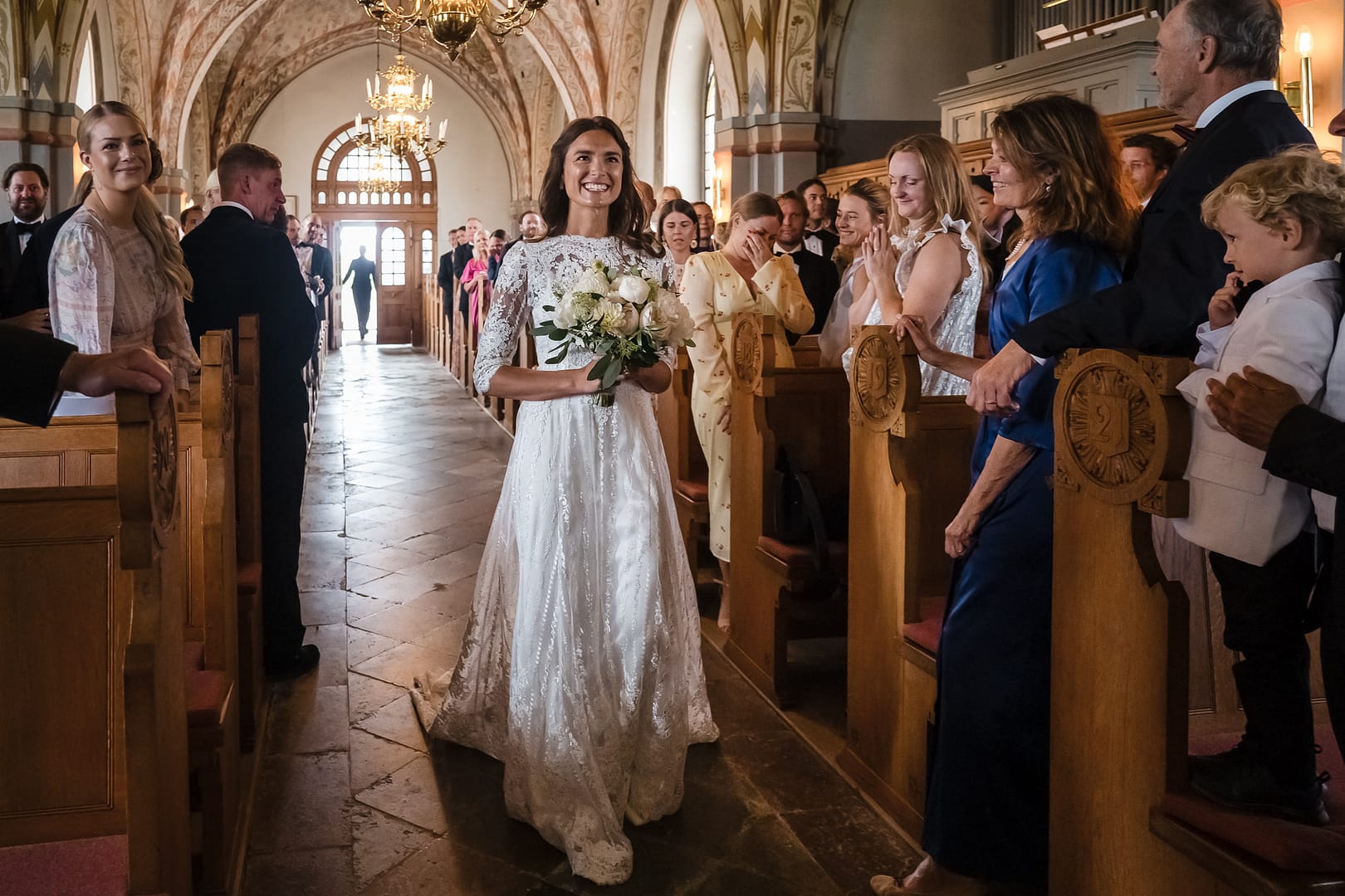 Bröllop på Österlen Ceremoni på Hörups Kyrka. Av bröllopsfotograf Österlen
