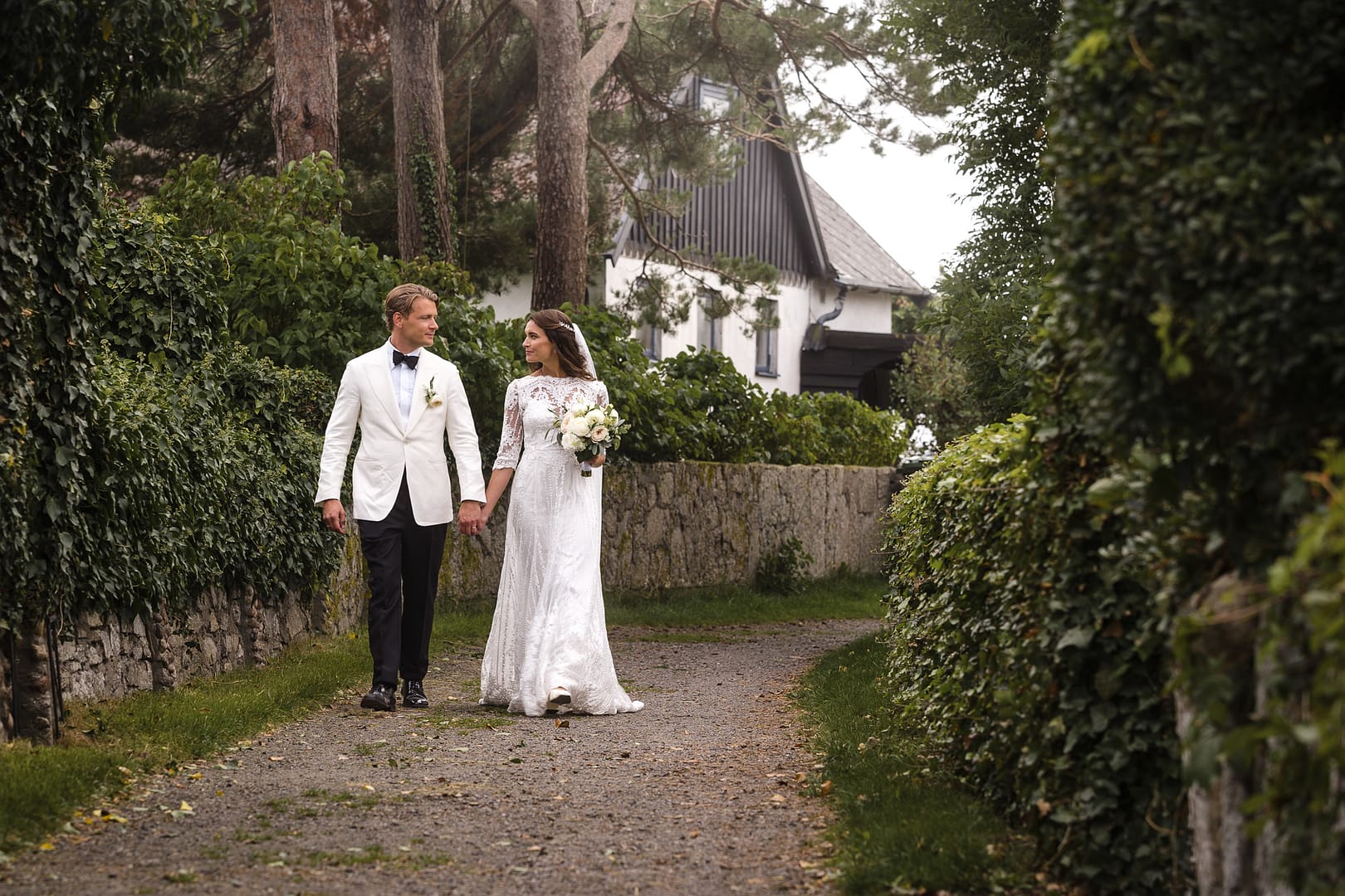 Bröllop på Österlen: brudpar porträtt. Av bröllopsfotograf Österlen