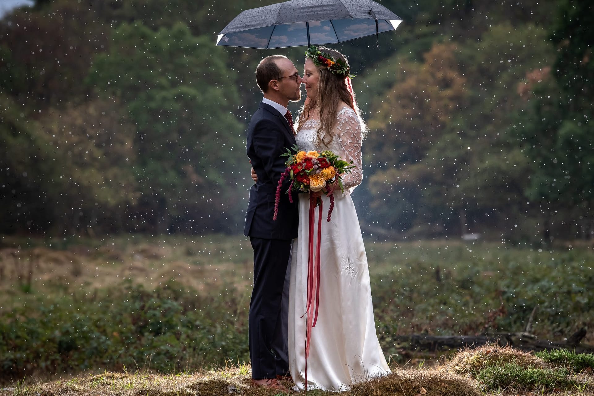 Bröllopsfoto i regn