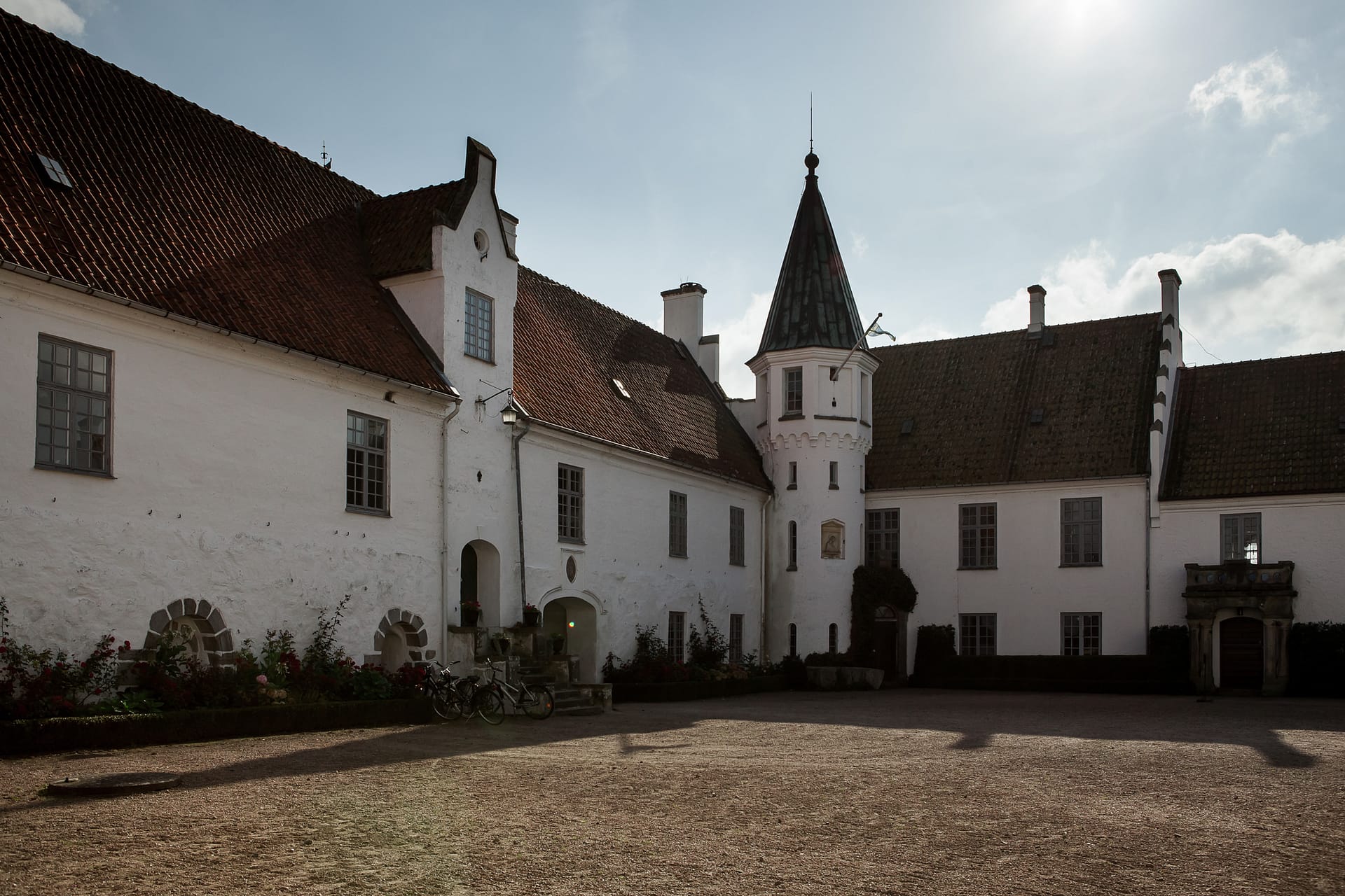 Bosjökloster innegård av Bröllopsfotograf Skåne