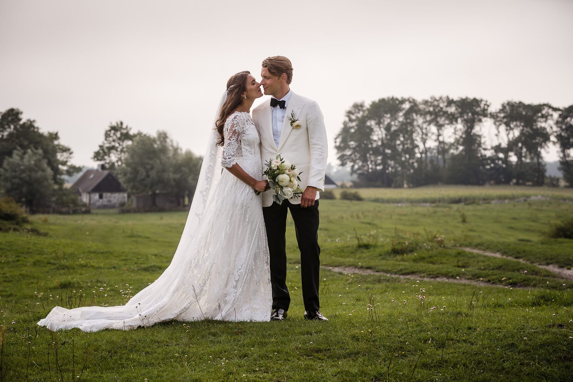 Bröllop på Österlen: brudpar porträtt. Av bröllopsfotograf Österlen